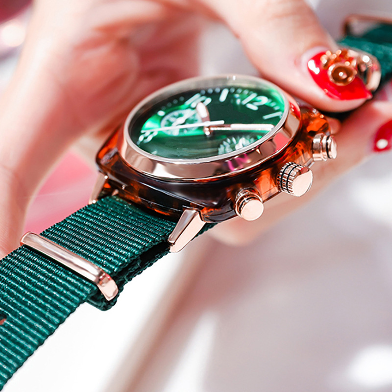 Đồng hồ nữ đeo tay mặt vuông 40mm