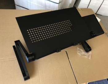 Bàn máy tính có lót chuột